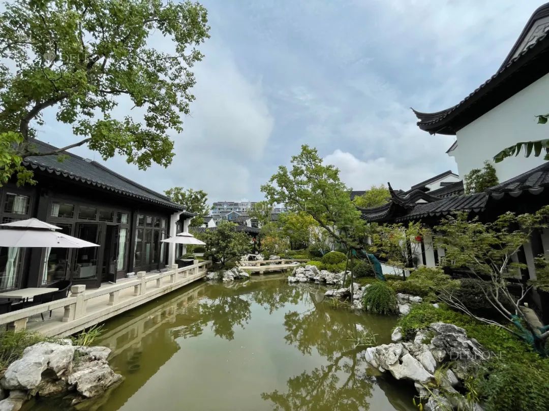 案例賞析 | 雅致別墅X極光白巖板，在純白之間靜享悠然生活