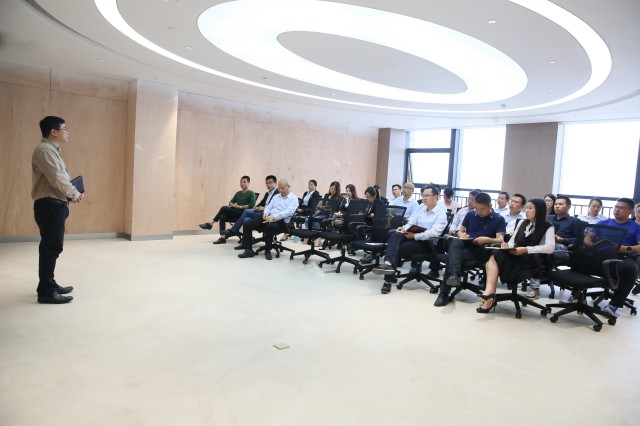 德利豐家居吹響2018戰(zhàn)斗的號(hào)角——3月動(dòng)員大會(huì)圓(圖2) 德利豐家居吹響2018戰(zhàn)斗的號(hào)角——3月動(dòng)員大會(huì)圓(圖2)