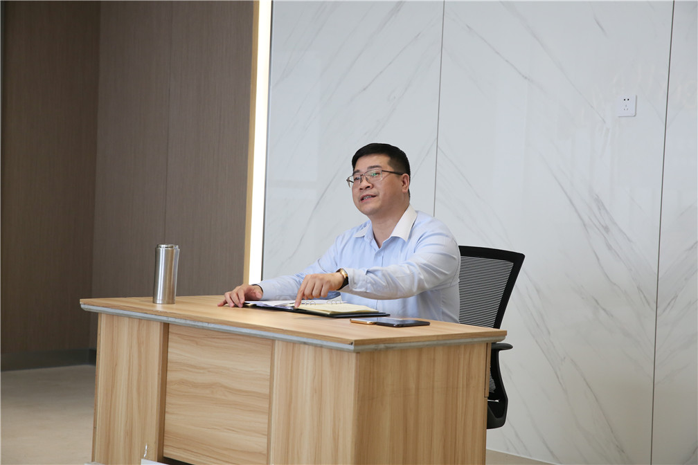 “凝聚力量，共創(chuàng)輝煌”德利豐家居月度總結(jié)暨(圖3)