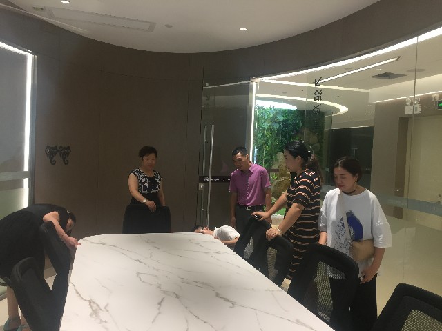 建材行業(yè)專家組團(tuán)參觀德利豐家居，探討巖板發(fā)(圖2)