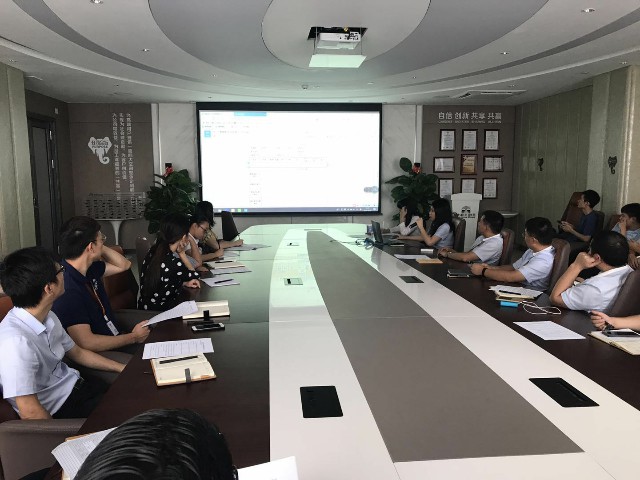 “精進(jìn)不休，提高效率”德利豐家居終端櫥柜上(圖1)