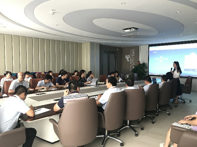 “精進(jìn)不休，提高效率”德利豐家居終端櫥柜上