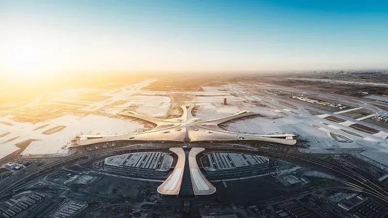 鳳凰翱翔千年，降臨東方中心