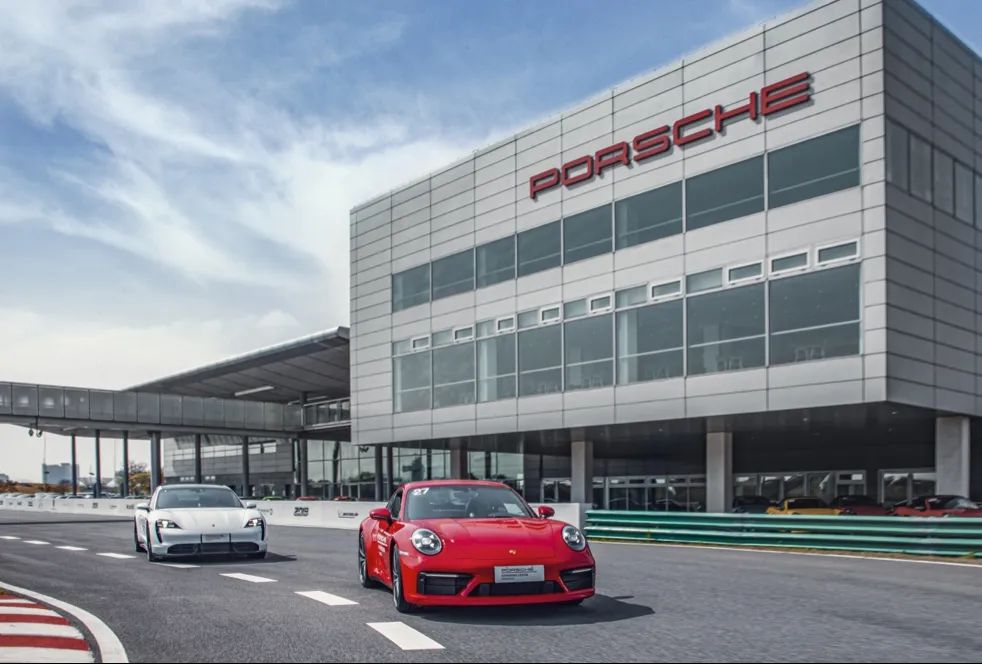 德利豐Ⅹ保時捷設計 | 高奢聯(lián)名款新品即將全球亮相(圖5) 德利豐Ⅹ保時捷設計 | 高奢聯(lián)名款新品即將全球亮相(圖5)